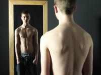 Dreng, der kigger sig i et spejl
